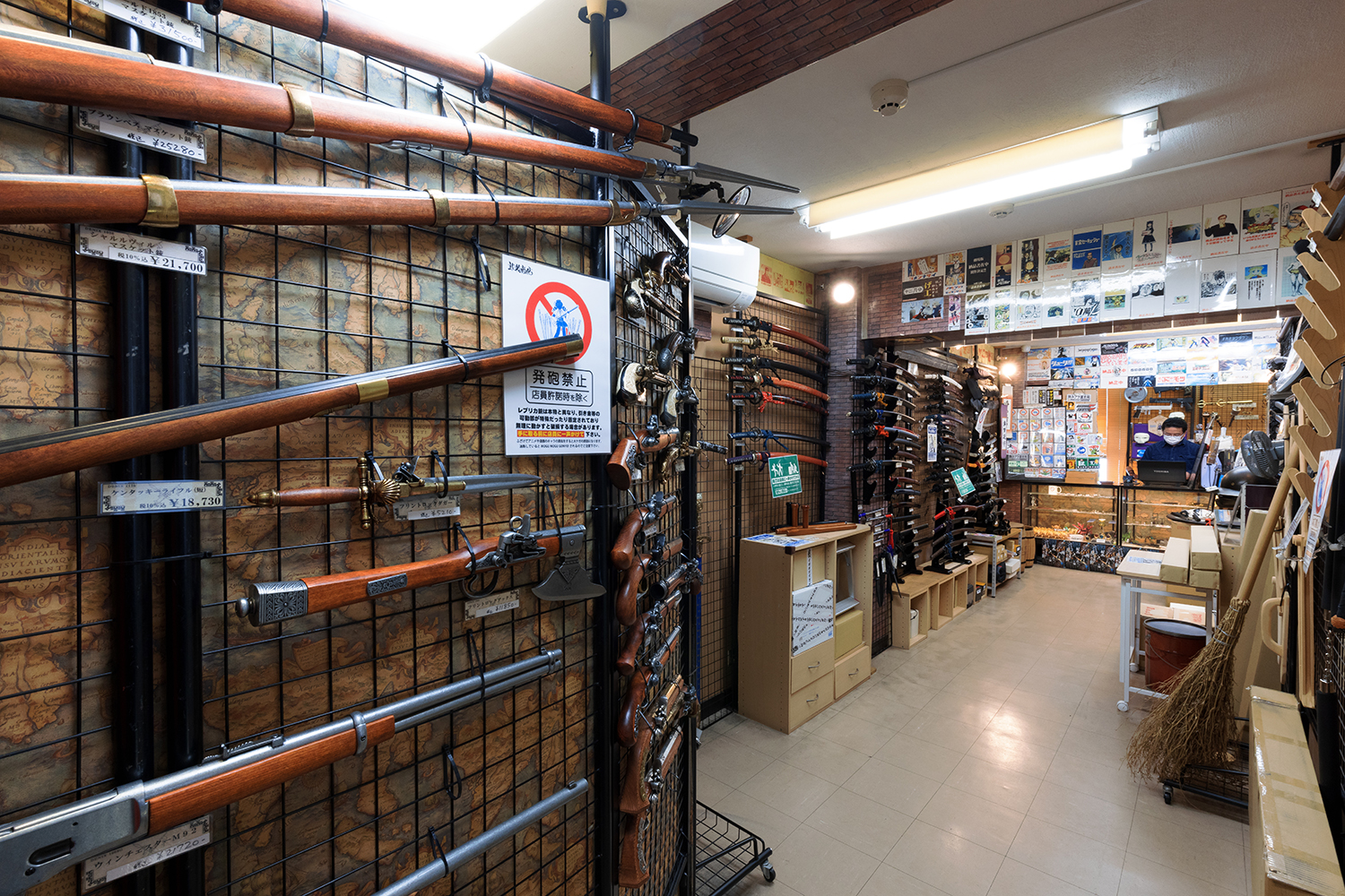 武装商店 内観1