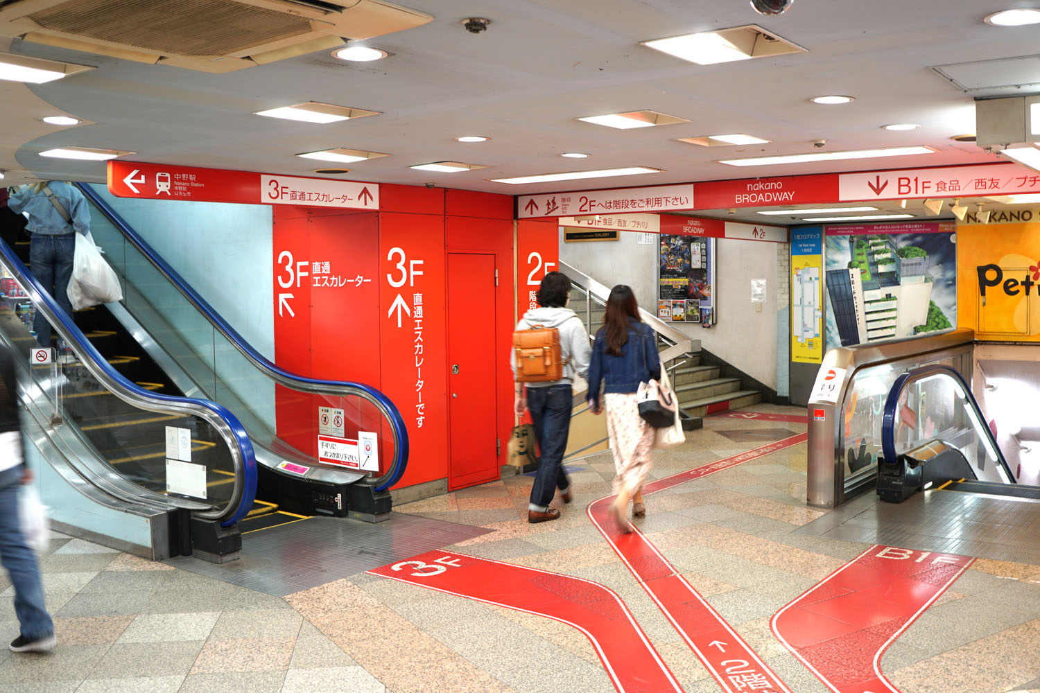 中野ブロードウェイ　エスカレーター　