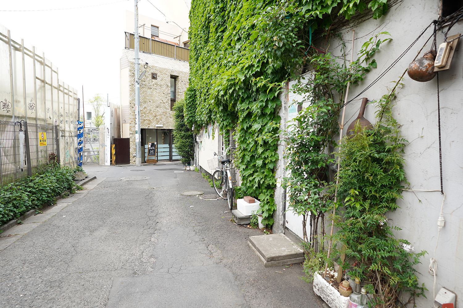 聖地巡礼 ぼっち・ざ・ろっく アー写の壁